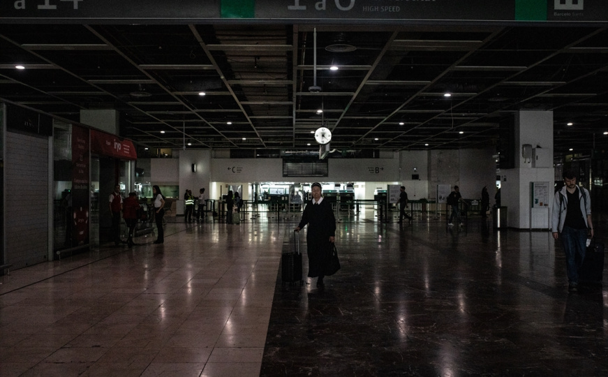 Struja se počela vraćati u Španiju i Portugal: Avioni prizemljeni, javni prevoz ne funkcioniše