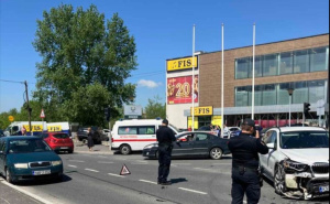 Nesreća u Novom Gradu: Sudarili se BMW i Škoda. Vozilo probilo ogradu