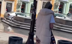 Neobičan prizor iz BiH: Muškarac pere automobil na gradskoj fontani