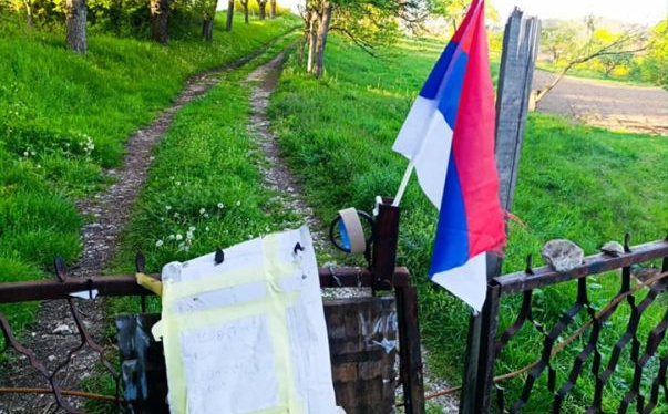 Trobojka i poruka na ogradi: Nove provokacije i uznemiravanja Bošnjaka u Vlasenici