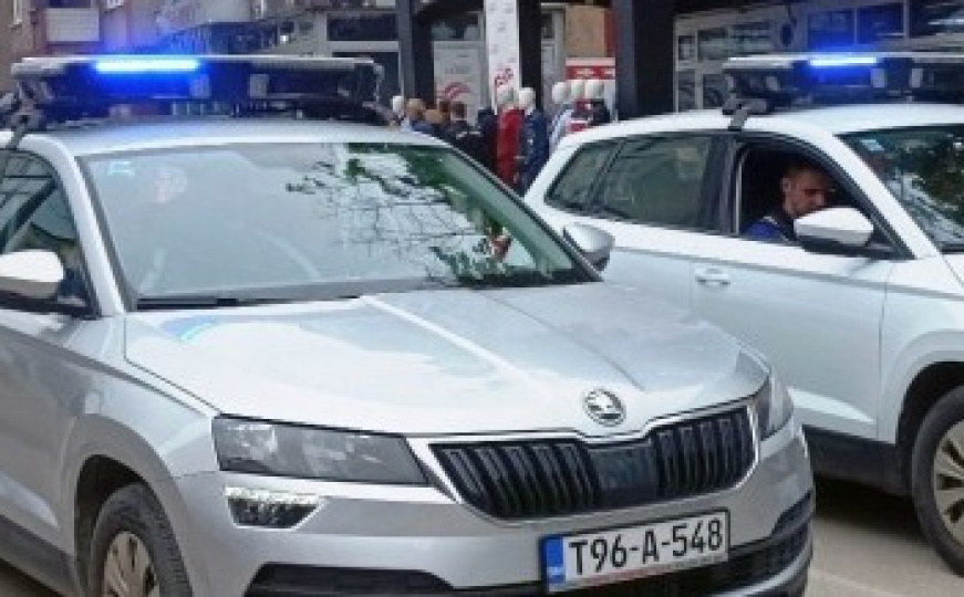 Policija odmah reagovala: Učenik donio plastični pištolj u školu, pa prijetio vršnjacima u Tuzli