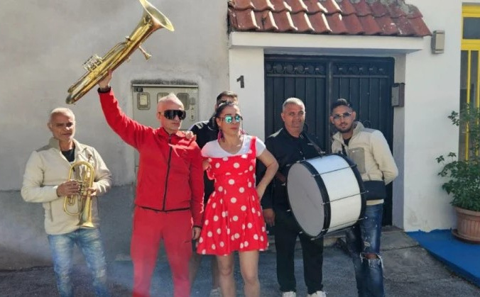 Samo u BiH: Mostarac razvod proslavio uz trubače i burek