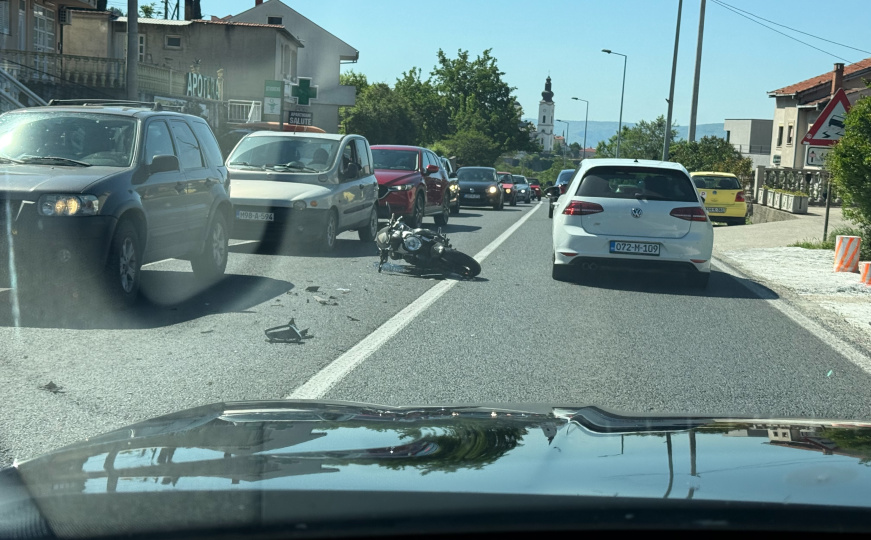 Nesreća u Mostaru: Krhotine rasute po cesti, motocikl oboren