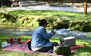 Vrelo Bosne za 1. maj: Idealno mjesto za bijeg iz grada. Građani i turisti uživaju u suncu i prirodi
