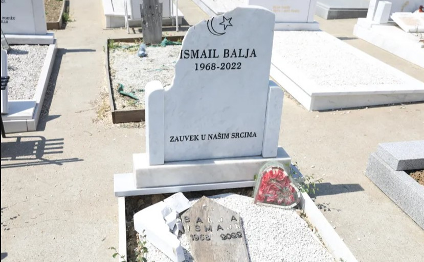 Objavljene fotografije oskrnavljenog mezarja u Beogradu: Razbijali, skidali polumjesece i zvijezde