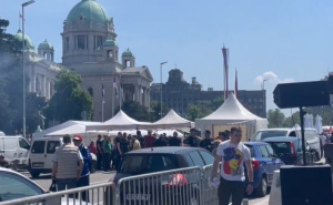 Vašarska atmosfera kakvu grad ne pamti: U Ćacilendu za 1. maj roštilj, a u pozadini 'Vidovdan'