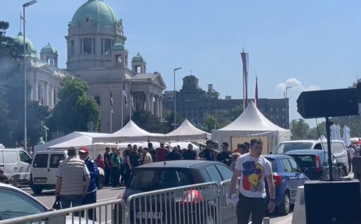 Vašarska atmosfera kakvu grad ne pamti: U Ćacilendu za 1. maj roštilj, a u pozadini 'Vidovdan'