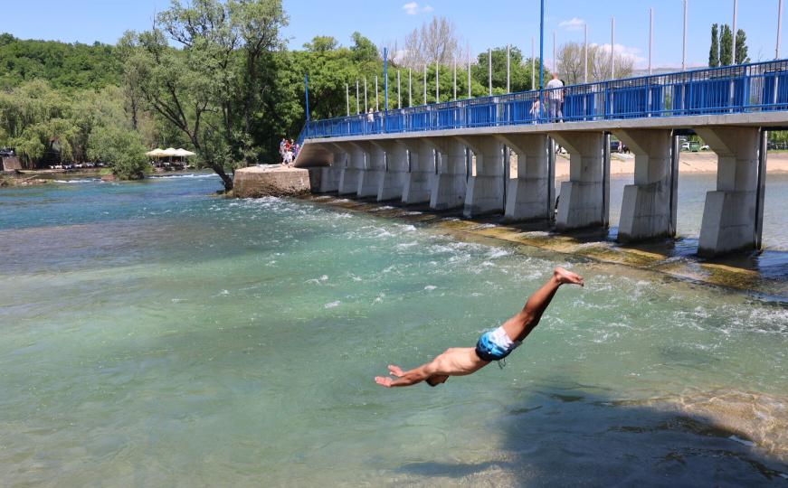 Vrela atmosfera u Mostaru: Izletišta puna, najhrabriji se i okupali u rijeci