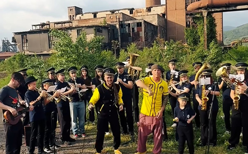 Dubioza Kolektiv na simboličnoj lokaciji proslavila 1. maj uz pjesmu: 'Danas se rastajemo'