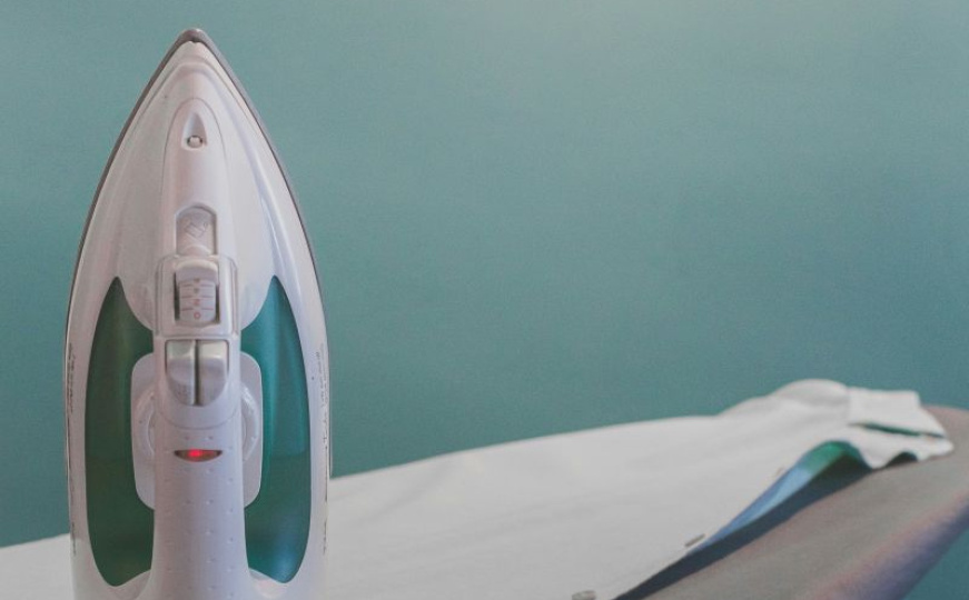 Kako očistiti peglu za 30 sekundi: Ovo je najlakši način - treba vam samo jedan sastojak