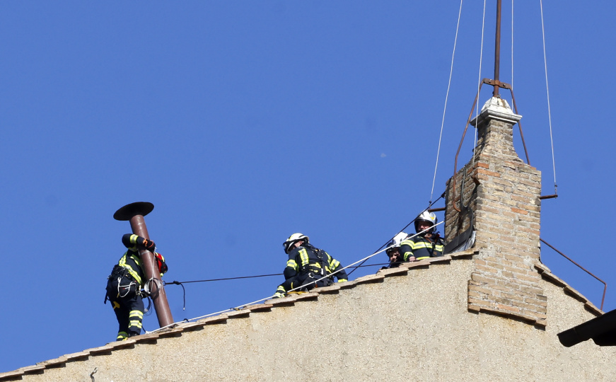 Čeka se bijeli dim: Na krov Sikstinske kapele postavljen dimnjak uoči izbora novog pape
