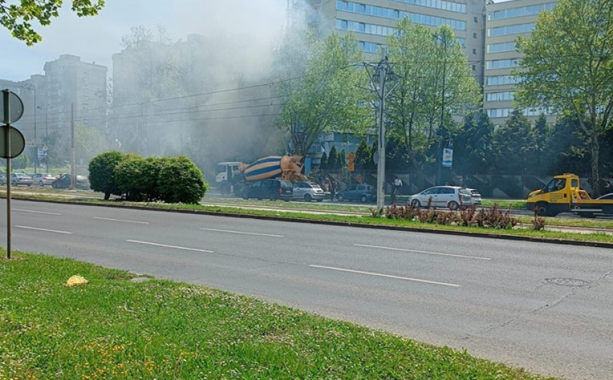 Požar na glavnoj saobraćajnici u Sarajevu: Zapalio se automobil