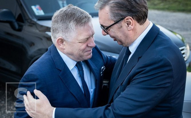 Obojica trebala ići na paradu kod Putina: Nakon Vučića razbolio se i premijer Slovačke?