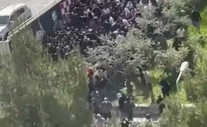 Neredi u Splitu nastavljeni: Privedeno više od 160 osoba, napadnuta i policija