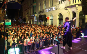 Helem Nejse pred sarajevskom publikom: Pogledajte dio atmosfere sa večerašnjeg koncerta