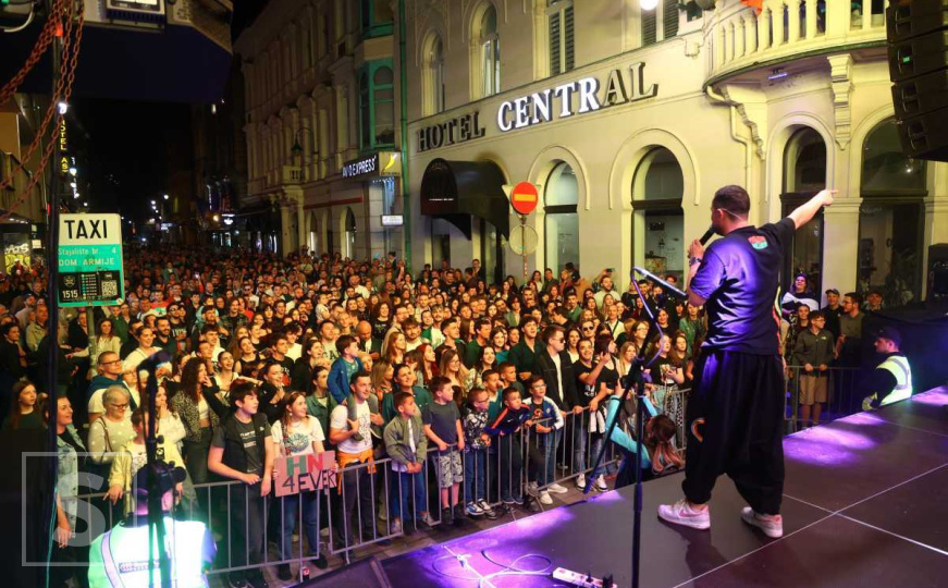 Helem Nejse pred sarajevskom publikom: Pogledajte dio atmosfere sa večerašnjeg koncerta