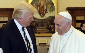 Američki biskup zahtijeva da se Trump izvini zbog prikaza sebe kao pape: "Ismijava Boga"