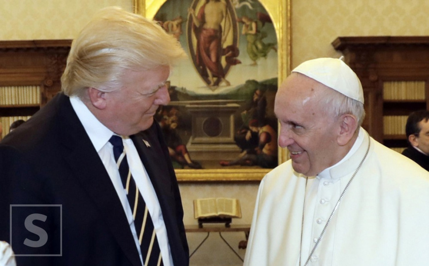 Američki biskup zahtijeva da se Trump izvini zbog prikaza sebe kao pape: "Ismijava Boga"