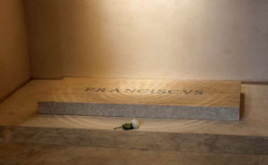 Grob pape Franje izaziva čuđenje: Posjetitelji se pitaju šta se dogodilo