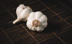 Bijeli luk ima mnoge namjene uz kulinarske: Može biti koristan dodatak vašem vrtu