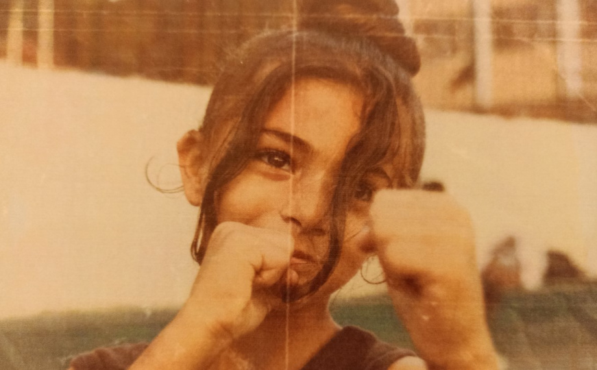 Razglednica iz Palestine: Jedno nasmijano smeđe oko i stisnute šake - Gaza uzvraća udarac