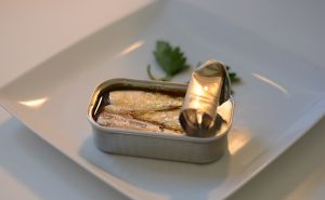 Iznenadit ćete se šta sve unosite u organizam kada pojedete samo jednu konzervu sardine