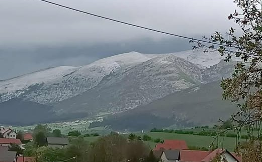 Žestoko nevrijeme pogodilo našu zemlju: Ne, nije snijeg - ovo je led zabijelio planinu u BiH