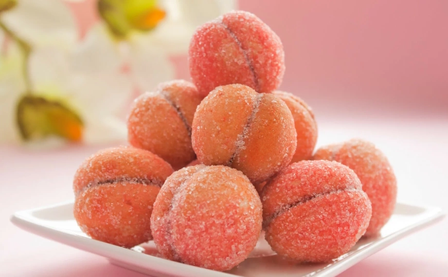 Sočne breskvice: Kolač koji mami osmijeh i okus djetinjstva 