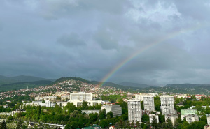 Sunce se bori sa tmurnim oblacima: Pojavila se duga iznad Sarajeva