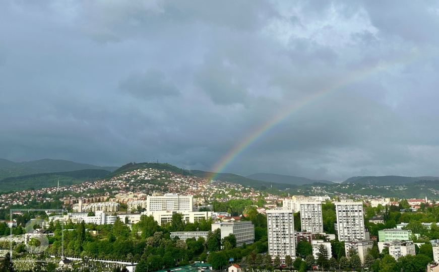 Sunce se bori sa tmurnim oblacima: Pojavila se duga iznad Sarajeva