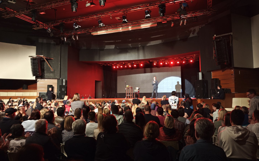 Smijeh, emocije i sjajna energija u Domu mladih: Predstava "Đurologija" osvojila publiku u Sarajevu