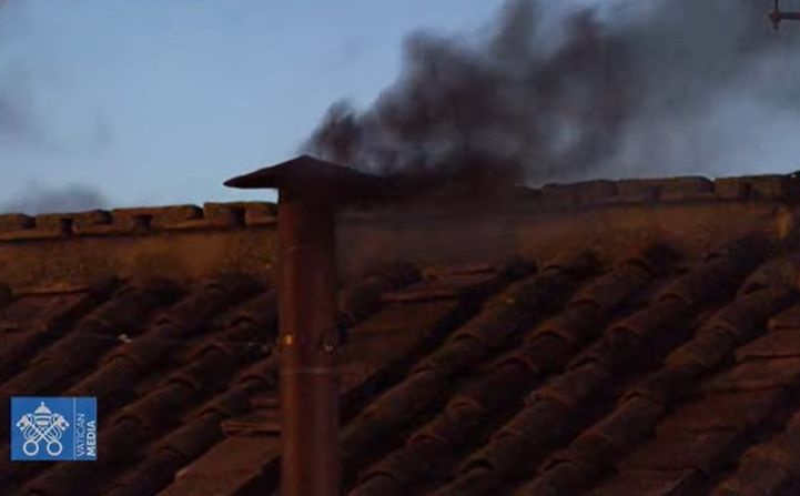 Konklava: Crni dim iznad Vatikana, novi papa nije izabran