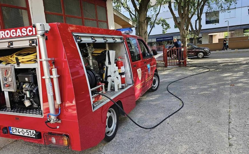 Požar u Sarajevu: Gorjela stara kuća, vatrogasci na terenu