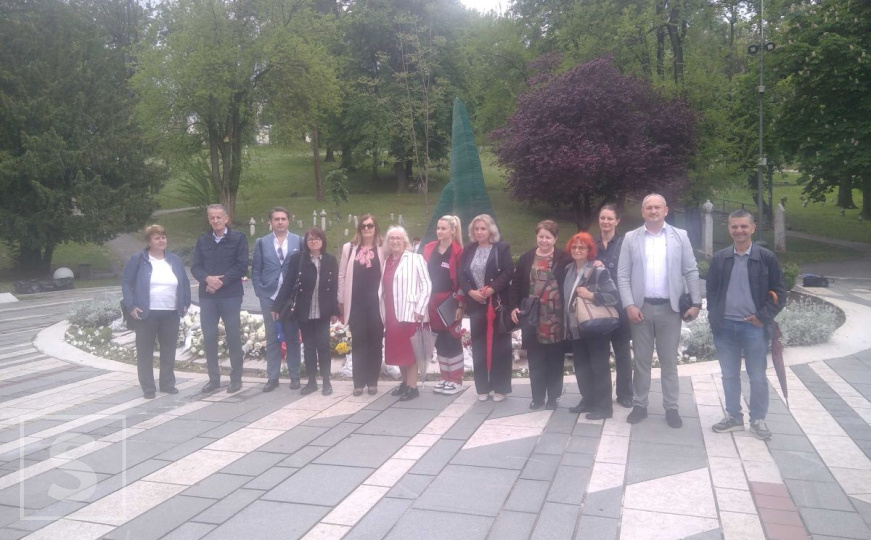 Povodom Svjetskog dana Crvenog križa: Položeno cvijeće na spomenik ubijenoj djeci Sarajeva