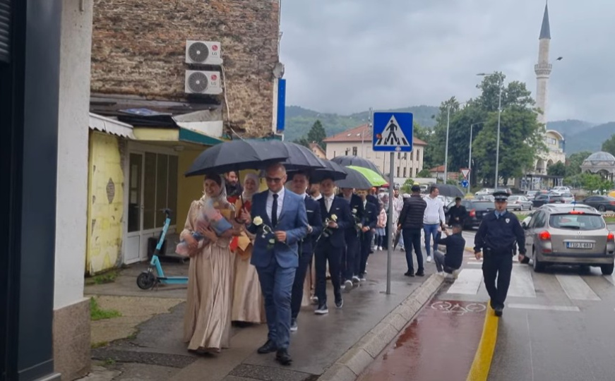 I ovo je Bosna i Hercegovina: Maturanti banjalučke medrese prošetali ulicama grada