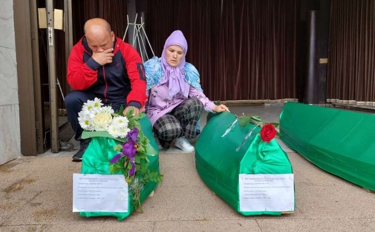 Zločini u Bratuncu: Nakon nene, snahe i kćerke, bit će ukopane i druga snaha sa šestomjesečnom bebom