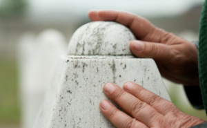 "Da mi je da ih nađem i ukopam": U Bratuncu će 12. maja biti ukopana beba. Traga se za još 32 djece