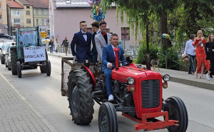 Neobičan dolazak na maturu u BiH: Učenici stigli na traktorima i osvojili sve