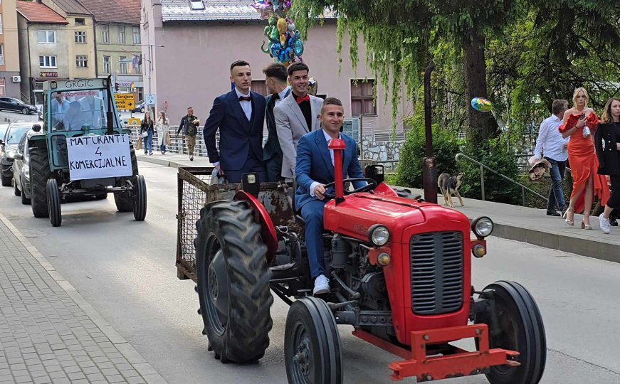 Neobičan dolazak na maturu u BiH: Učenici stigli na traktorima i osvojili sve