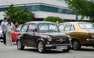 Svjedoče o ljepoti prošlosti: Više od 60 oldtimera iz zemlje i regiona uljepšali ulice Sarajeva