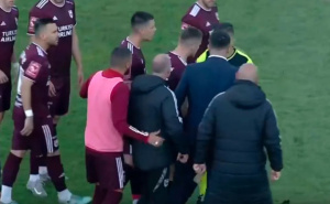 Glavni sudija izazvao bijes fudbalera FK Sarajevo: Duga VAR provjera i odluka protiv Bordo tima