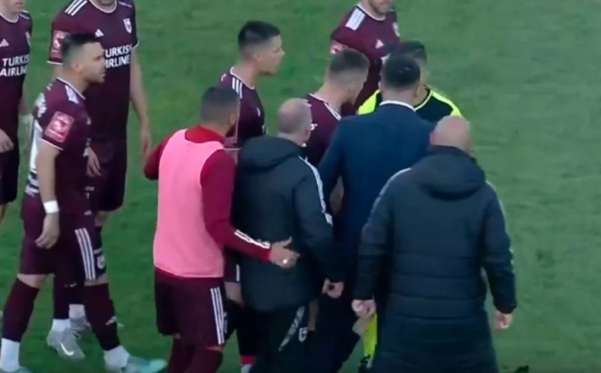 Glavni sudija izazvao bijes fudbalera FK Sarajevo: Duga VAR provjera i odluka protiv Bordo tima