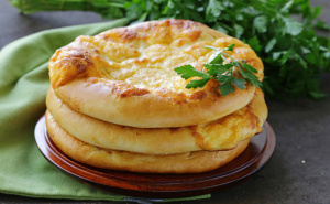 Priprema u par koraka: Mirisne pogačice sa sirom koje se tope u ustima