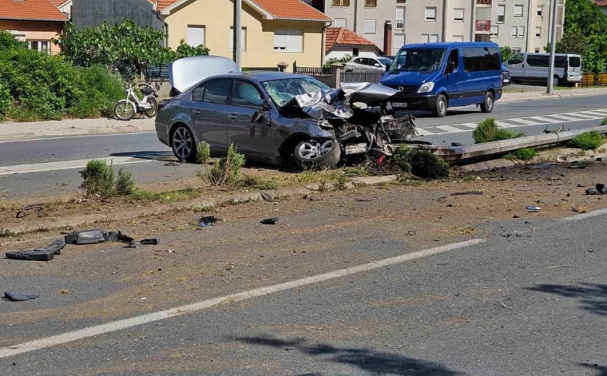 Saobraćajna nesreća u Mostaru: Učestvovali BMW i Mercedes, jedna osoba povrijeđena