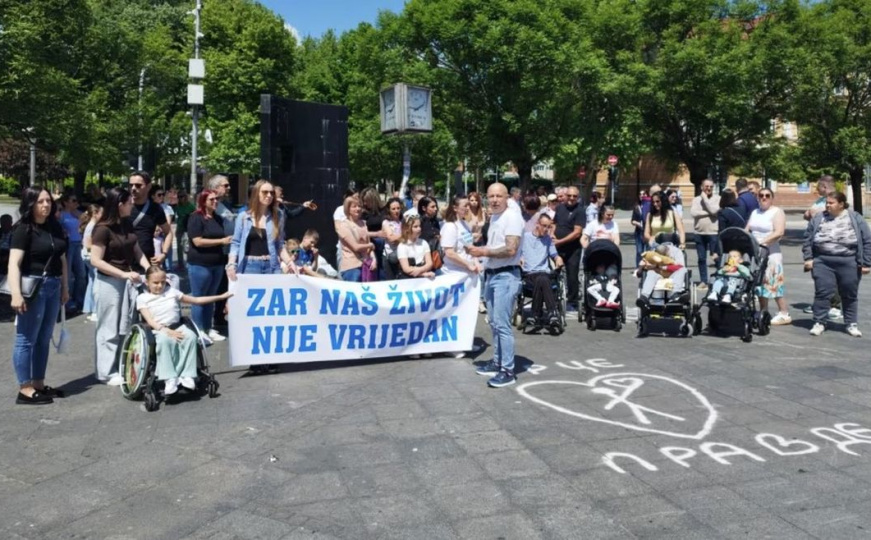Protesti u Banjoj Luci: Roditelji djece s poteškoćama primaju 350 KM manje nego u FBiH