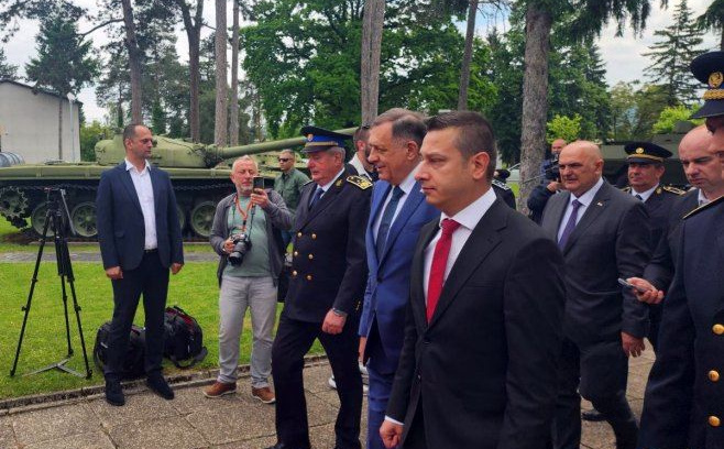 Dodik, Višković i Stevandić izignorisali Helezovu zabranu i ušli u kasarnu OS BiH Kozara