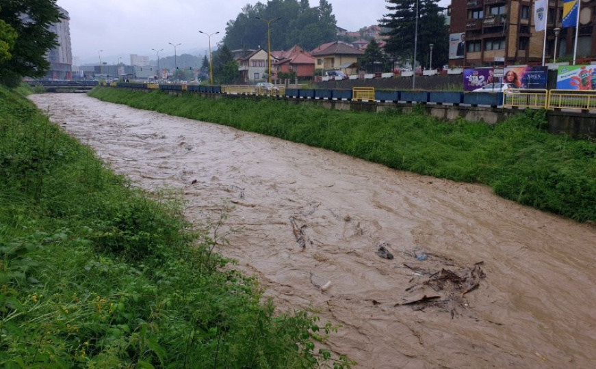 Spasio ga prolaznik: Dječak biciklom upao u korito rijeke Jale u Tuzli