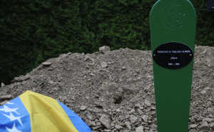 Klanjana dženaza u mezarju Veljaci: Ukopana i beba Almera. Ubijena je zajedno s majkom