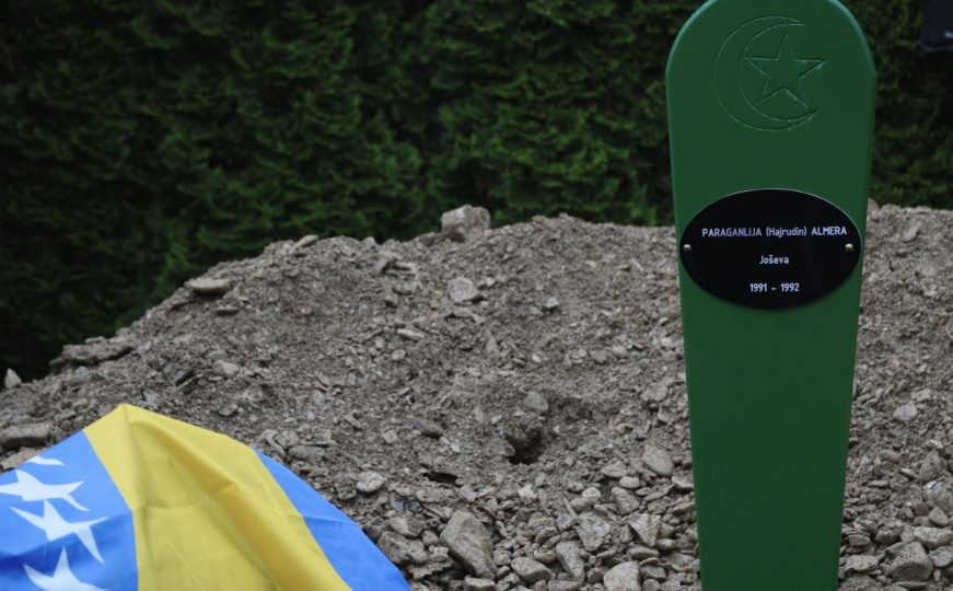 Klanjana dženaza u mezarju Veljaci: Ukopana i beba Almera. Ubijena je zajedno s majkom