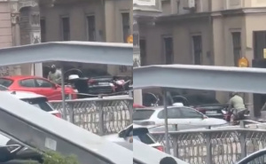 Incident u centru Sarajeva: Motociklista divljao na ulici, udarao po automobilu